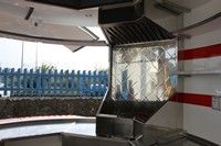 Alloggio friggitrice con sovrastante cappa in acciaio con filtri ai carboni attivi e aspiratore
