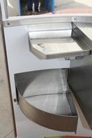 Cassettino porgi vivande per favorire l'autonomia di persone portatori di handicap